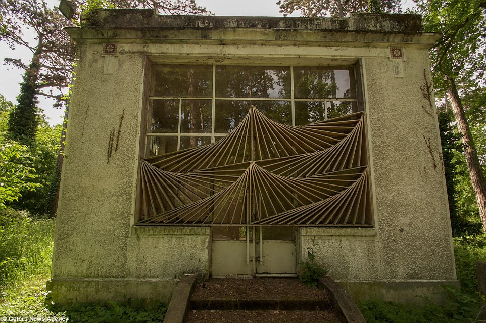 Khi tới đây, du khách có cơ hội chiêm ngưỡng những di tích, nhà kính... bị bỏ hoang phế trong khung cảnh u ám, rùng rợn.