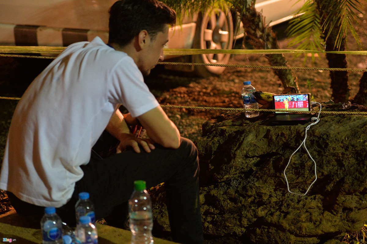 Anh Alex Laruelle, phiên dịch viên cho một đài truyền hình ở Ba Lan, theo dõi trận tứ kết World Cup 2018 giữa đội tuyển Pháp và đội tuyển Uruguay trong lúc chờ họp báo hôm 6/7. Laruelle chia sẻ niềm đam mê đối với bóng đá, đồng thời bày tỏ sự tiếc nuối khi không được cùng bố uống rượu mừng tuyển Pháp chiến thắng.