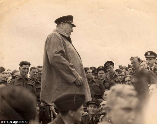 Thủ tướng Churchill có bài phát biểu trước toàn thể binh sĩ Anh sau khi họ thực hiện cuộc đổ bộ lớn nhất lịch sử. Ảnh chụp ngày 23/7/1944.