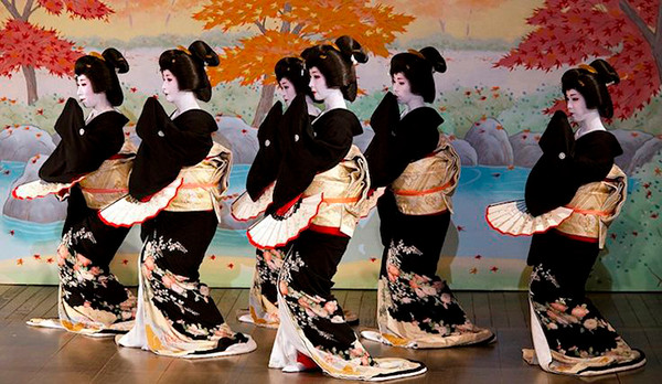 Không chỉ phụ nữ, nam giới cũng làm geisha và được gọi là Taikomochi. Tuy nhiên, hiện nay có rất ít geisha là nam. Mời quý độc giả xem video: Câu chuyện về Geisha già nhất Nhật Bản (nguồn: VTC14)