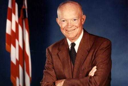 Sau khi Chiến tranh thế giới 2 kết thúc, ông trở về Mỹ và được ca ngợi là người hùng chiến tranh. Vào năm 1952, ông Eisenhower tham gia tranh cử Tổng thống Mỹ và đánh bại đối thủ Adlai Stevenson của đảng Dân chủ để trở thành tổng thống thứ 34 của Mỹ từ năm 1953.