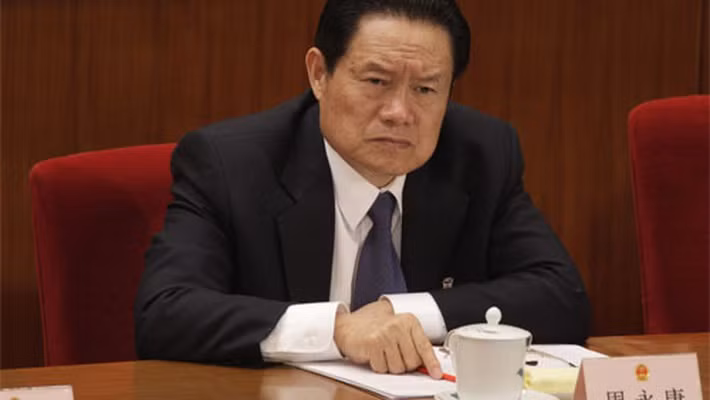 Thậm chí, Chu Vĩnh Khang còn được cho là đã lợi dụng vị trí và quyền lực của mình để theo dõi, nghe lén qua điện thoại của nhiều lãnh đạo hàng đầu của Trung Quốc, trong đó có Chủ tịch Tập Cận Bình.