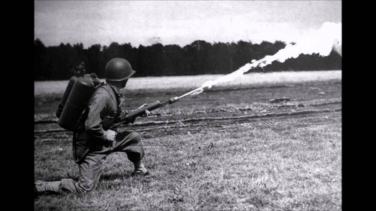 Súng phun lửa được thiết kế có thể phun ra vòi lửa dài đến vài chục mét, nhằm thiêu rụi cây cối, tiêu diệt bộ binh ẩn nấp trong công sự hay đốt phá các căn cứ của quân địch.