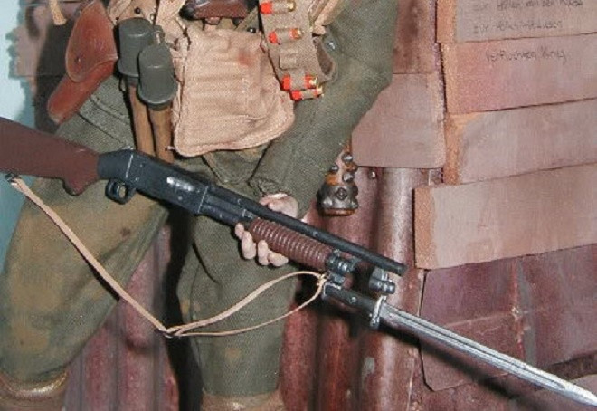 Một vũ khí nguy hiểm khác được sử dụng trên chiến trường Thế chiến 1 là súng săn (shotgun). Binh sĩ Mỹ được trang bị loại vũ khí này.