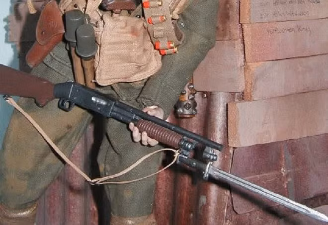 Một vũ khí nguy hiểm khác được sử dụng trên chiến trường Thế chiến 1 là súng săn (shotgun). Binh sĩ Mỹ được trang bị loại vũ khí này.