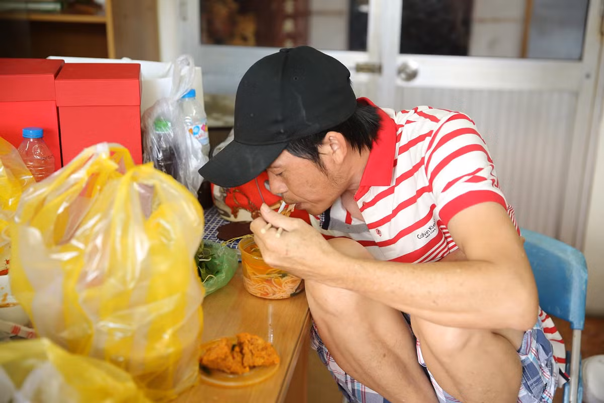 Hình ảnh danh hài Hoài Linh ăn mì tôm, bánh mì bình dân trong hậu trường hay trong cuộc sống đời thường khiến fan nể phục.
