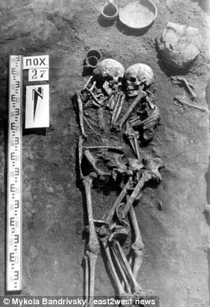 Nền văn hóa Wysocko nổi tiếng với cách chôn cất độc đáo. Tuy nhiên, việc phát hiện ngôi mộ chứa thi hài cặp vợ chồng này có điểm đặc biệt. Cụ thể, đa số các ngôi mộ của nền văn hóa này chứa thi hài người đàn ông thường nắm tay người phụ nữ, môi chạm lên trán bạn đời hoặc người chết vòng tay ôm chặt lấy nhau.