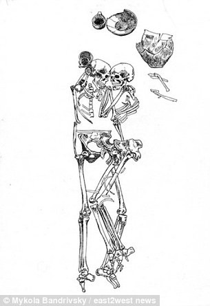 Giáo sư Bandrivsky cho hay hài cốt của cặp vợ chồng trên đều phủ đồ trang trí bằng đồng. Gần phần đầu của họ có đặt một số món đồ gốm gồm: một cái bát, một cái hũ và 3 gàu tát nước.