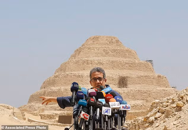 Một số quan tài bằng gỗ, quách cũng được các nhà khảo cổ tìm thấy tại khu vực khảo cổ này.