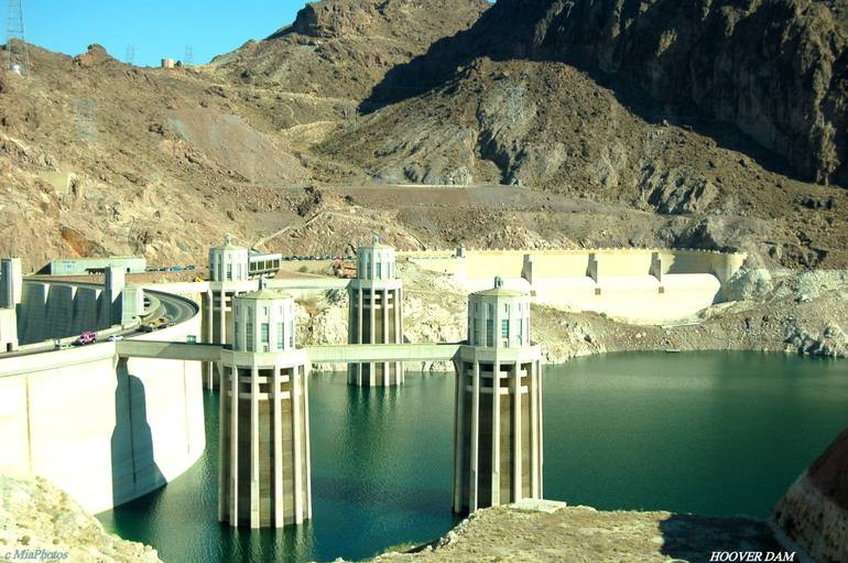 Thêm nữa, đỉnh của đập Hoover còn được các kiến trúc sư thiết kế thành đường giao thông rộng 15m.