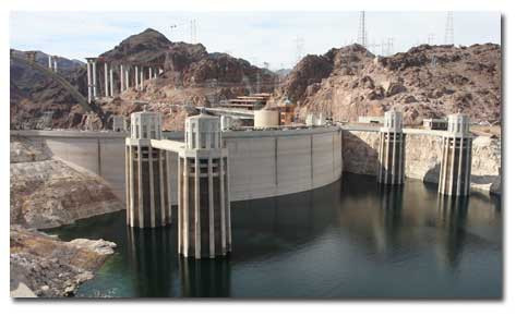 Sau khi hoàn thành, đập Hoover cao 221m (gần bằng chiều cao tòa nhà 70 tầng), dài 379,2m và nền đập dày tới 201m. Nó trở thành con đập lớn nhất thế giới vào thời điểm ấy.