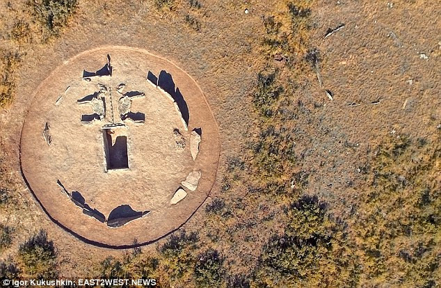 "Kiểu mai táng đôi như thế này không phải là điều hiếm gặp. Tuy nhiên, chúng tôi vẫn chưa thể giải mã được những bí ẩn liên quan đến hai thi hài trong mộ. Hai người có phải là vợ chồng? Hay họ là những người xa lạ và được ghép đôi khi cùng qua đời một thời điểm?", ông Kukushkin nói.