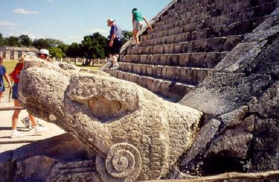 Đặc biệt, vào các ngày xuân phân và thu phân, khi ánh nắng mặt trời lúc hoàng hôn chiếu vào, bóng của ngôi đền thờ Thần Rắn Kukulkan in trên mặt đất sẽ có hình dáng một con rắn đang bò trườn.