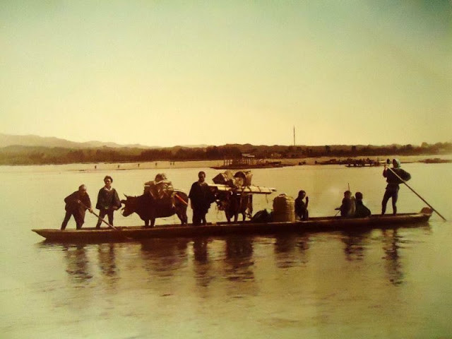 Chiếc thuyền chở khách qua sông. Ảnh chụp ở Nhật Bản hồi thế kỷ 19.