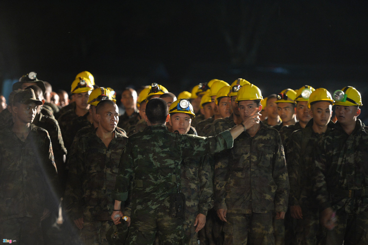 Nhiếp ảnh gia Linh Phạm nhận xét tinh thần của binh sĩ và các đặc nhiệm rất tốt. Mọi người vui vẻ hợp tác làm việc dù thời tiết khắc nghiệt, mưa lớn những ngày đầu tiên. Tất cả đều nỗ lực hết mình vì mục tiêu duy nhất: Mang được các cậu bé và huấn luyện ra ngoài an toàn.