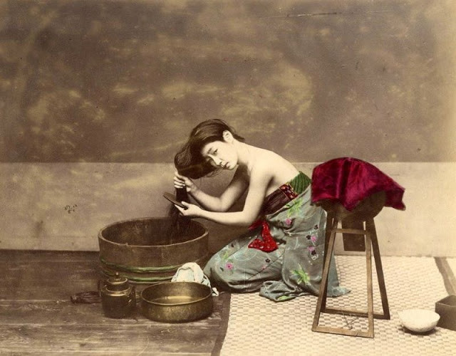 Thiếu nữ Nhật Bản ngồi gội đầu.