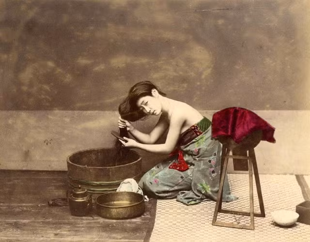 Thiếu nữ Nhật Bản ngồi gội đầu.