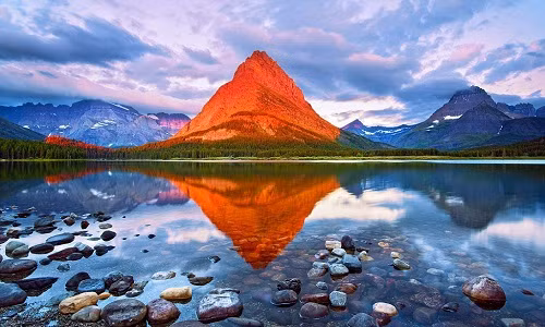 Nguyên do là vì vào thời điểm ấy, ánh nắng Mặt trời buổi sáng sớm sẽ “nhuộm đỏ” ngọn núi Grinnell.