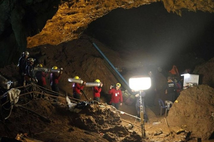 Lý do nhà sư Kruba Boonchum Yannasangwalo tới hang động vô cùng kỳ bí bắt nguồn vào ngày 27/6 khi một cô gái có tên Nattanuch Prasertong đăng trên trang Facebook cá nhân rằng nằm mơ thấy một nhà tiên tri nói các cậu bé sẽ không thể trở về chừng nào các nhà sư chưa tới hang để cầu nguyện.