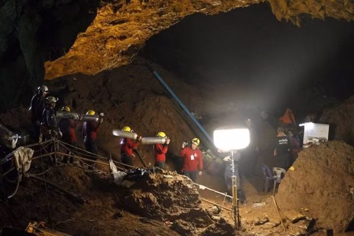 Lý do nhà sư Kruba Boonchum Yannasangwalo tới hang động vô cùng kỳ bí bắt nguồn vào ngày 27/6 khi một cô gái có tên Nattanuch Prasertong đăng trên trang Facebook cá nhân rằng nằm mơ thấy một nhà tiên tri nói các cậu bé sẽ không thể trở về chừng nào các nhà sư chưa tới hang để cầu nguyện.