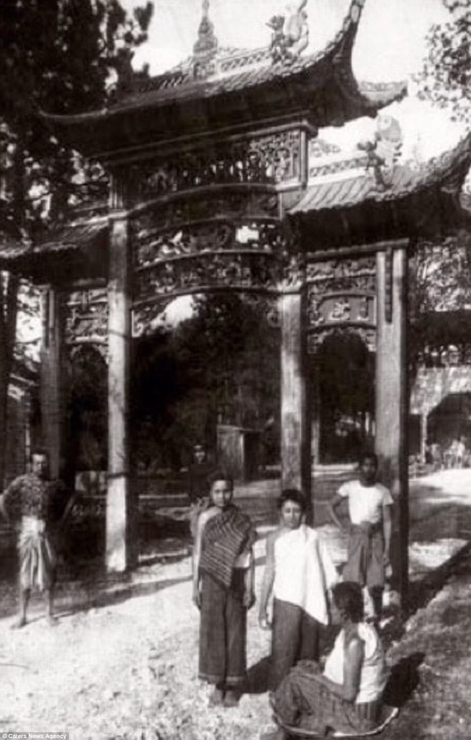 Không chỉ con người, các loại thực vật, động vật và hàng hóa kỳ lạ đến từ các thuộc địa của Pháp cũng được trưng bày tại vườn thú đặc biệt này.