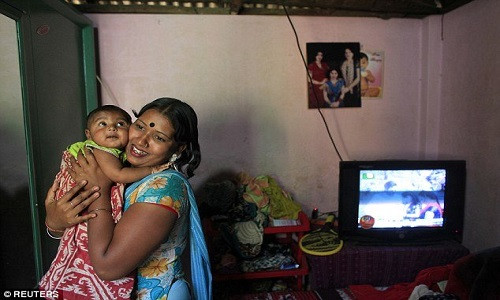 Nhiều gái mại dâm phải nuôi con nhỏ. (Ảnh: Reuters)