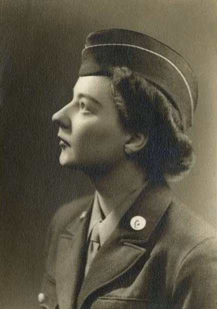 Mãi về sau mật vụ Đức quốc xã mới phát hiện nữ điệp viên Hall đã mất chân trái từ năm 1939. Mặc dù bị mất một chân nhưng khả năng tình báo của bà đã khiến kẻ thù phải dè chừng.