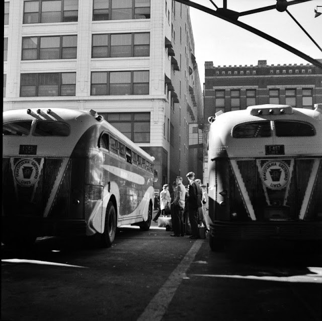 Những người lính Mỹ trẻ tuổi tạm biệt gia đình, ra chiến trường Chiến tranh thế giới 2 làm nhiệm vụ.