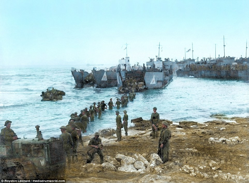 Hàng ngàn binh sĩ đổ bộ lên đảo Sicily năm 1943 cùng với những vũ khí, khí tài hiện đại.