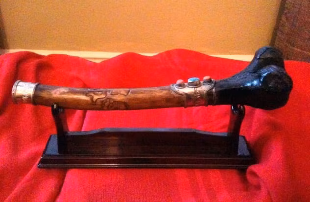 Theo đó, người Aztec sử dụng xương chân hoặc cánh tay để tạo ra nhạc cụ omichicahuaztli.