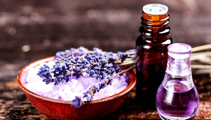 Dầu hoa oải hương: Dầu hoa oải hương là một loại tinh dầu rất tốt có thể thư giãn cơ bắp mệt mỏi cũng như hỗ trợ giảm đau và viêm. Thêm một vài giọt tinh dầu oải hương vào nước tắm và ngâm mình trong 30 phút. Bạn cũng có thể trộn một vài giọt tinh dầu oải hương trong 1 đến 2 muỗng canh dầu ô liu ấm và xoa bóp hỗn hợp này trên vai.