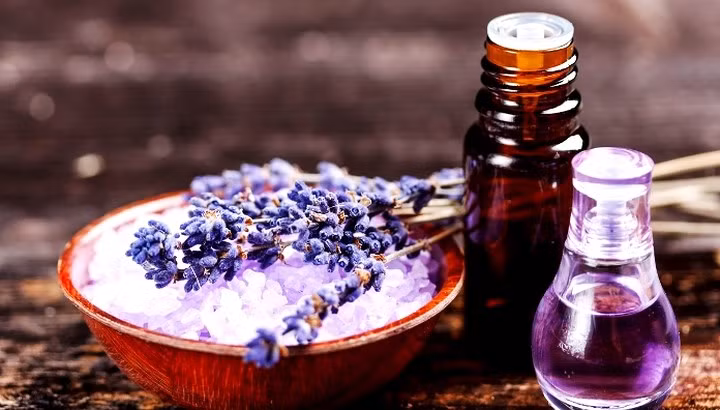 Dầu hoa oải hương: Dầu hoa oải hương là một loại tinh dầu rất tốt có thể thư giãn cơ bắp mệt mỏi cũng như hỗ trợ giảm đau và viêm. Thêm một vài giọt tinh dầu oải hương vào nước tắm và ngâm mình trong 30 phút. Bạn cũng có thể trộn một vài giọt tinh dầu oải hương trong 1 đến 2 muỗng canh dầu ô liu ấm và xoa bóp hỗn hợp này trên vai.