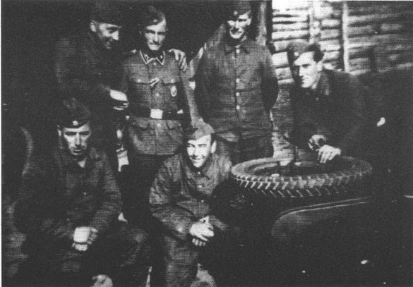 Dirlewanger gia nhập lực lượng SS - tổ chức vũ trang của Đảng Quốc xã - vào đầu Thế chiến 2. Y được Hitler trọng dụng và giao cho trọng trách chỉ huy sư đoàn chiêu mộ toàn những tên tội phạm "máu mặt" trong xã hội thời bấy giờ.