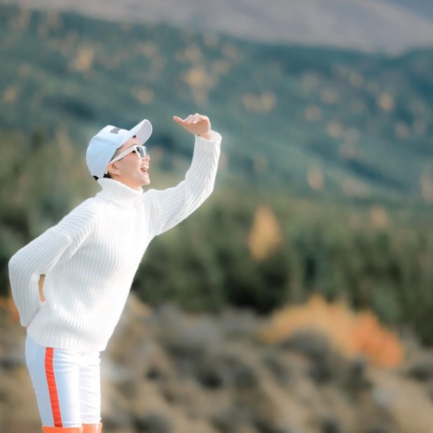 Cô nàng cười vui vẻ khi được hòa mình vào không khí thiên nhiên trong lành.