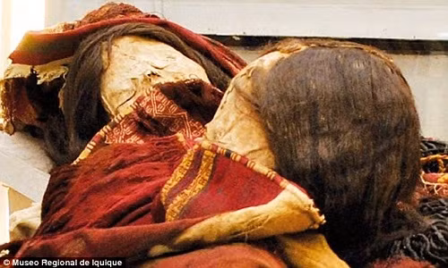 Theo kết quả nghiên cứu mới công bố của các chuyên gia, quần áo mặc trên người 2 xác ướp Inca được nhuộm màu đỏ sẫm của bột chu sa độc hại hay còn gọi thủy ngân sulfua (Hgs).