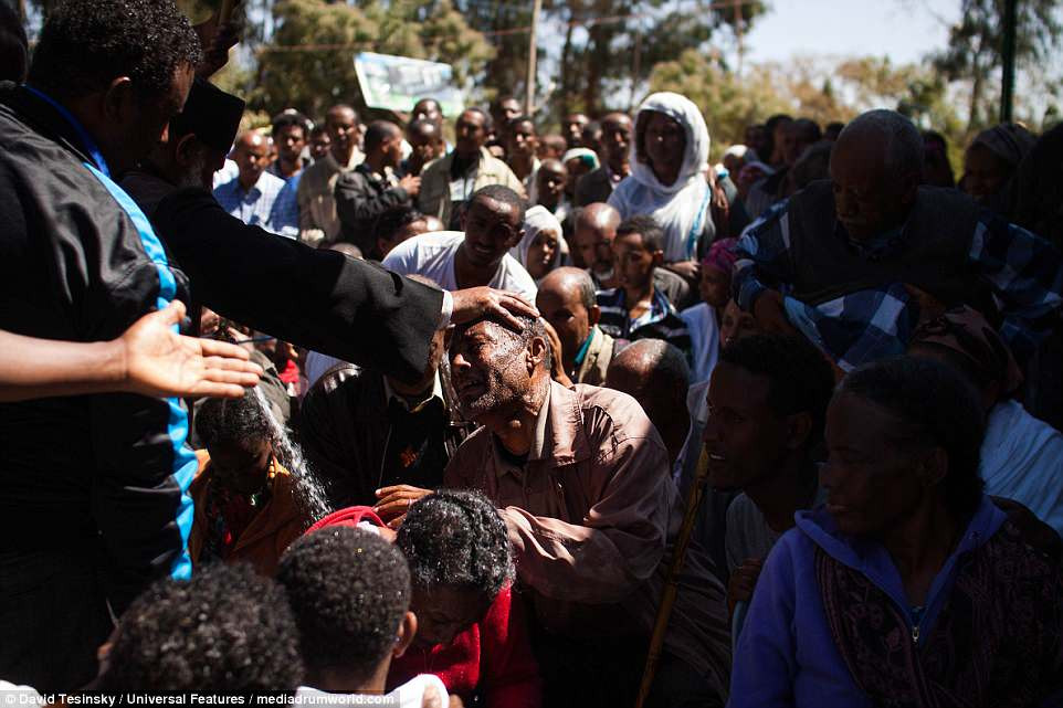 Người dân địa phương tin rằng "ma quỷ" sẽ bị trục xuất khỏi cơ thể sau khi được linh mục và người chữa lành Memehir Girma Wedimu làm "phép" bằng "nước thánh".