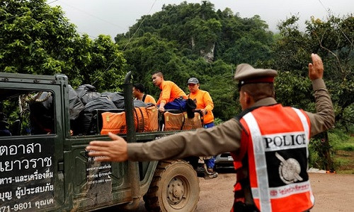 Các nhân viên cứu hộ