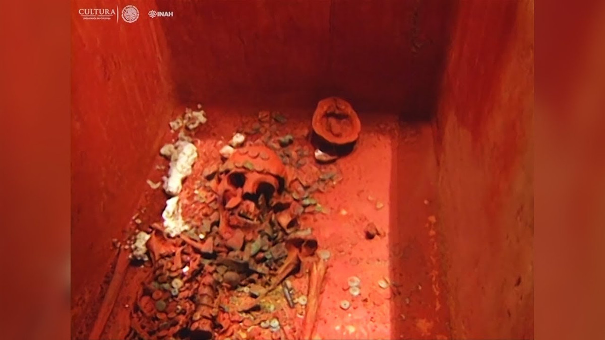 Với những cổ vật được phát hiện trong ngôi mộ, nhà khảo cổ Jimenez suy đoán hài cốt "Nữ hoàng Đỏ" có thể thuộc về một phụ nữ hoàng gia có liên quan đến K'inich Janaab Pakal I - vua của người Maya.