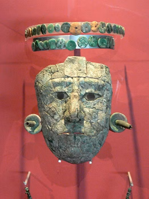 Thêm nữa, xung quanh hộp sọ là một vương miện được làm bằng các hạt ngọc bích. Ngoài ra, các chuyên gia cũng tìm thấy hàng trăm mảnh vỡ màu xanh lá cây từ mặt nạ bị hư hỏng theo thời gian.