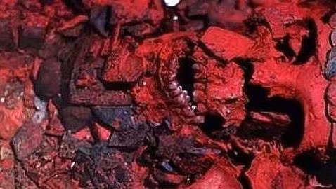 Trong suốt hơn 20 năm qua, các chuyên gia cố gắng xác định danh tính của "Nữ hoàng Đỏ" nhưng chưa có kết quả chính xác.