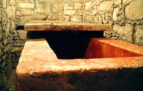 Tuy nhiên, các chuyên gia không tìm thấy bất cứ dòng chữ hay hiện vật nào để giúp họ xác nhận danh tính của "Nữ hoàng Đỏ".