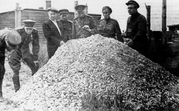 Năm 1944, một số binh sĩ Liên Xô không khỏi bị sốc khi phát hiện đống tro tàn hài cốt của những tù nhân bị phát xít Đức sát hại tại trại tập trung Majdanek.