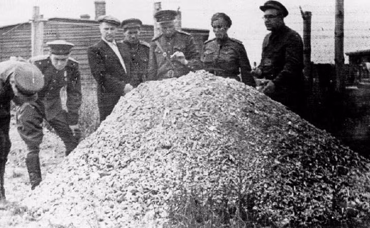 Năm 1944, một số binh sĩ Liên Xô không khỏi bị sốc khi phát hiện đống tro tàn hài cốt của những tù nhân bị phát xít Đức sát hại tại trại tập trung Majdanek.