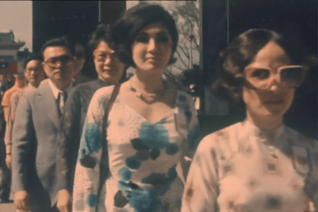 Thẩm Thúy Hằng mặc chiếc áo dài hoa xanh với cổ cách điệu khoe vòng 1 căng đầy, trông bà thực sự nổi bật và quyến rũ. Kết thúc LHP, bà được tặng danh hiệu Ảnh hậu Á châu-nữ diễn viên nổi tiếng nhất của năm 1974.