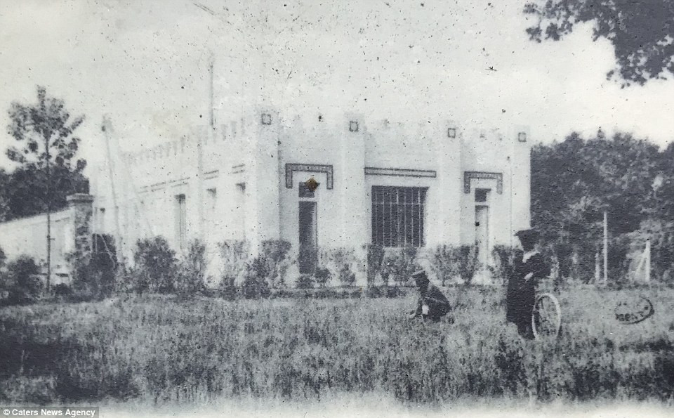 Thậm chí, người ta còn dựng những ngôi nhà nhỏ với các gian hàng để phục vụ khách tham quan.