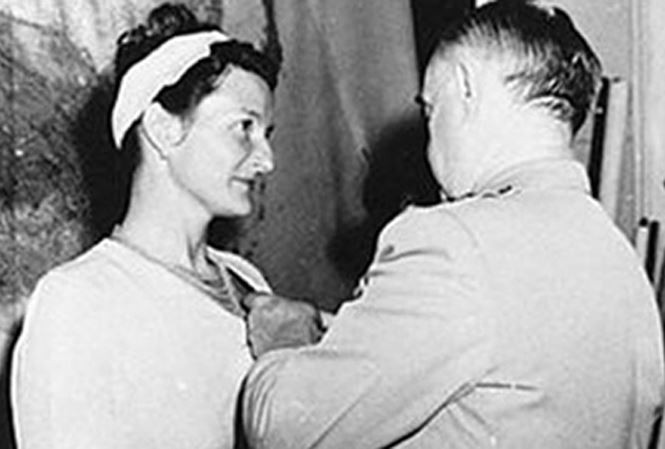 Với những đóng góp lớn vào chiến thắng của quân đồng minh, nữ điệp viên Hall là người phụ nữ duy nhất được phong tặng danh hiệu chữ Thập trong Chiến tranh thế giới 2.