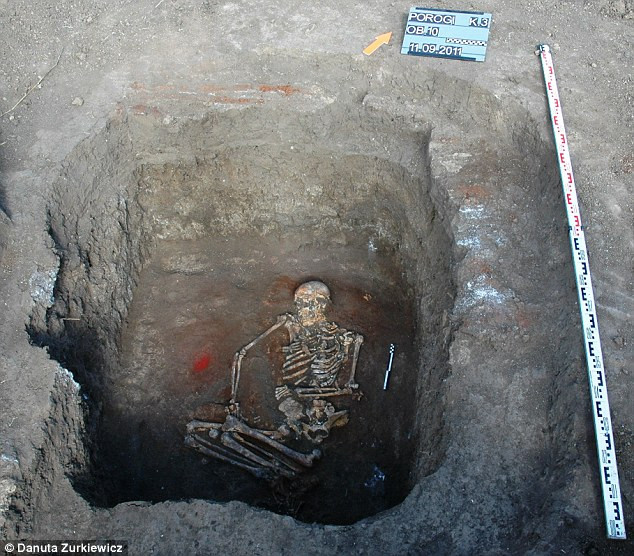 Sau khi hoàn thành các hình vẽ trên xương, thi hài người phụ nữ được sắp xếp lại như hình dạng ban đầu và được tái chôn cất