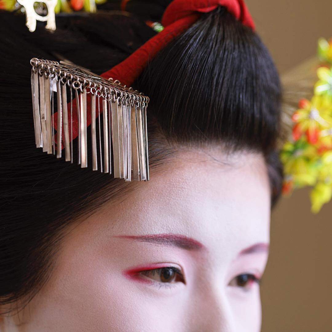 Một số người lầm tưởng geisha là biến tướng của nghề mại dâm. Tuy nhiên, điều này hoàn toàn sai sự thật. Họ là những người rót rượu và đàn hát trong các bữa tiệc chứ không bán thân.