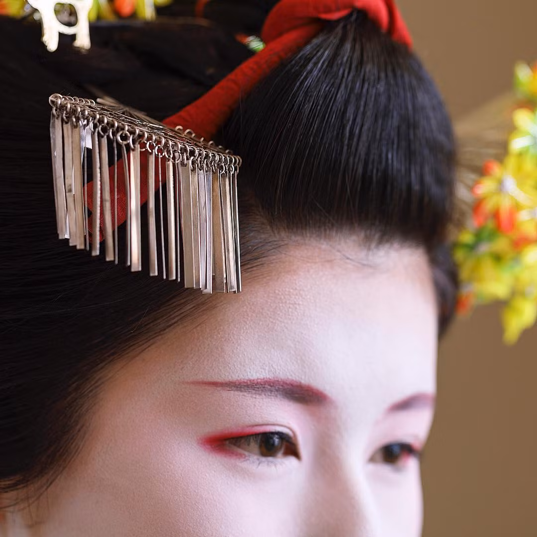 Một số người lầm tưởng geisha là biến tướng của nghề mại dâm. Tuy nhiên, điều này hoàn toàn sai sự thật. Họ là những người rót rượu và đàn hát trong các bữa tiệc chứ không bán thân.