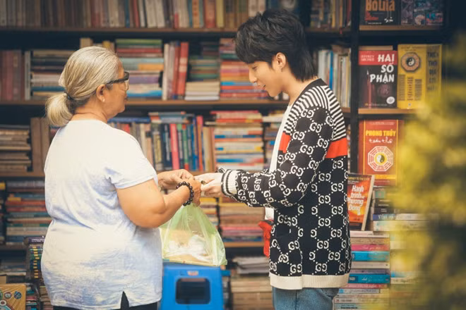 Tùng mua cuốn sách tự truyện của chính cậu bên đường.